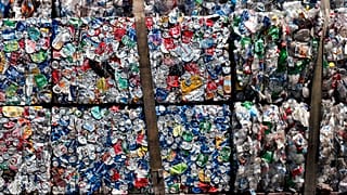 Reciclagem de garrafas e latas