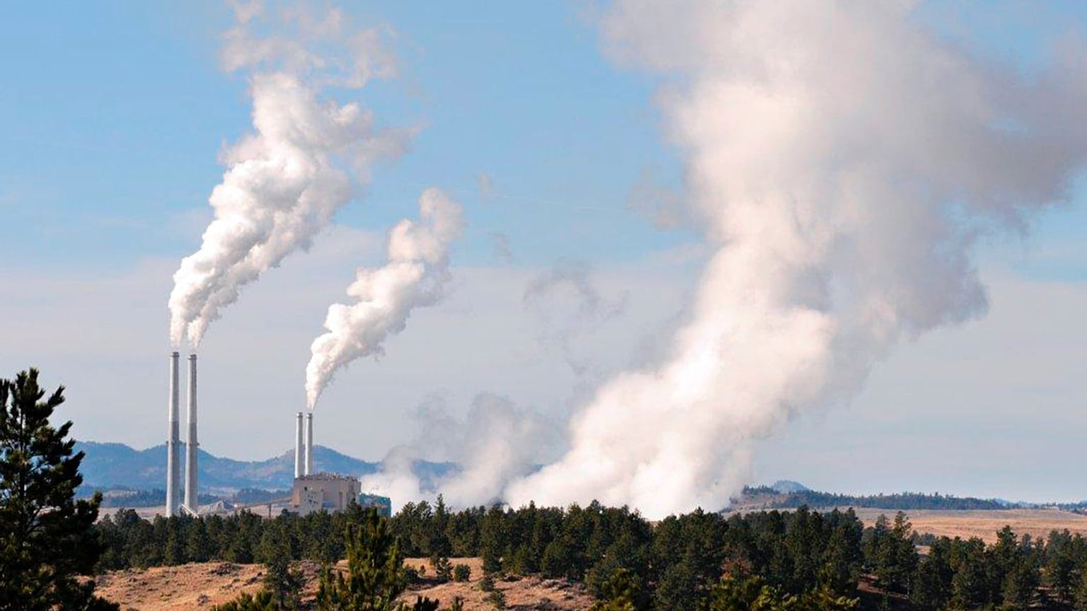 Foto de arquivo de 18 de novembro de 2008 mostra a central termoelétrica a carvão de Colstrip, no sudeste do Montana.