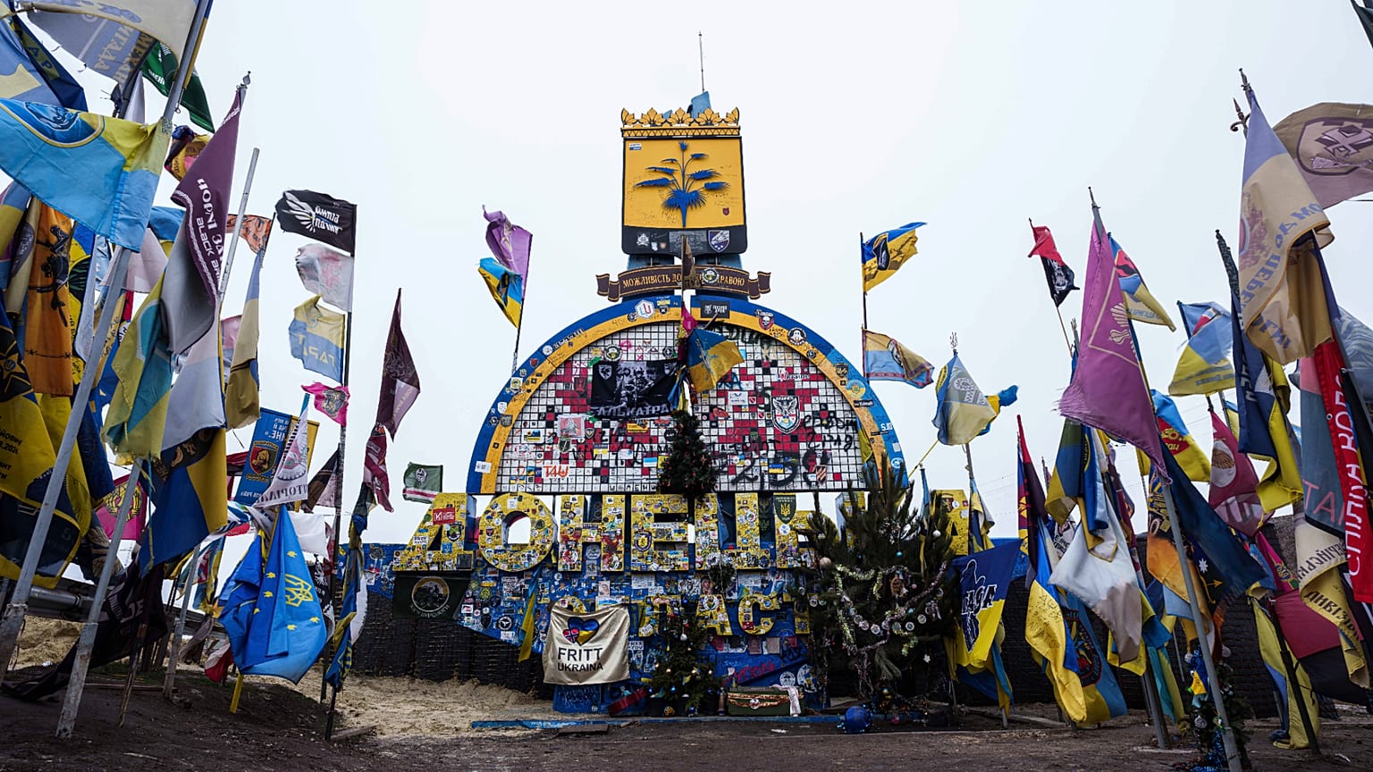 Une statue de la région de Donetsk décorée de drapeaux d'unités ukrainiennes est vue non loin de la ligne de front dans la direction de Pokrovsk, région de Donetsk, Ukraine, 29 janvier 2025.
