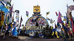 Eine mit Fahnen ukrainischer Einheiten geschmückte Statue in der Region Donezk ist unweit der Frontlinie in Richtung Pokrowsk zu sehen, Region Donezk, Ukraine, 29. Januar 2025.