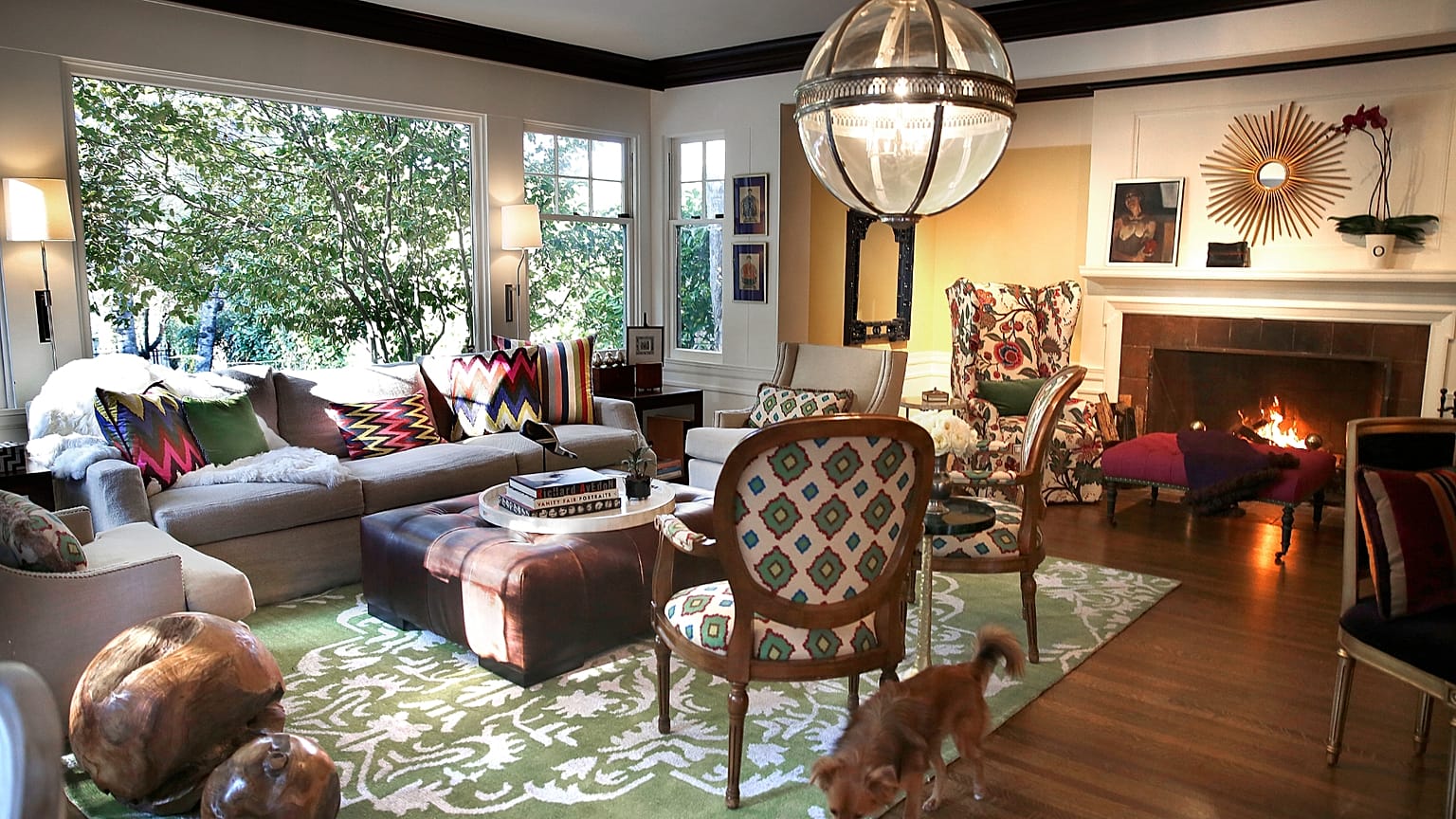 غرفة المعيشة تحتوي على أريكة وطاولة قهوة تطل على الحديقة في منزل في بيدمونت، كاليفورنيا، يوم الخميس 29 يناير 2015. (تصوير: ليز هافاليا/ أ ب)