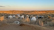 Jurten in einem traditionellen Wüstenlager. Besucher erleben dort das Nomadenleben in Usbekistan.