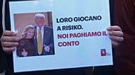 Баннер с изображением президента США Дональда Трампа и премьер-министра Италии Джорджи Мелони; на нем по-итальянски: «Они играют в „Risk“, а счет платим мы»