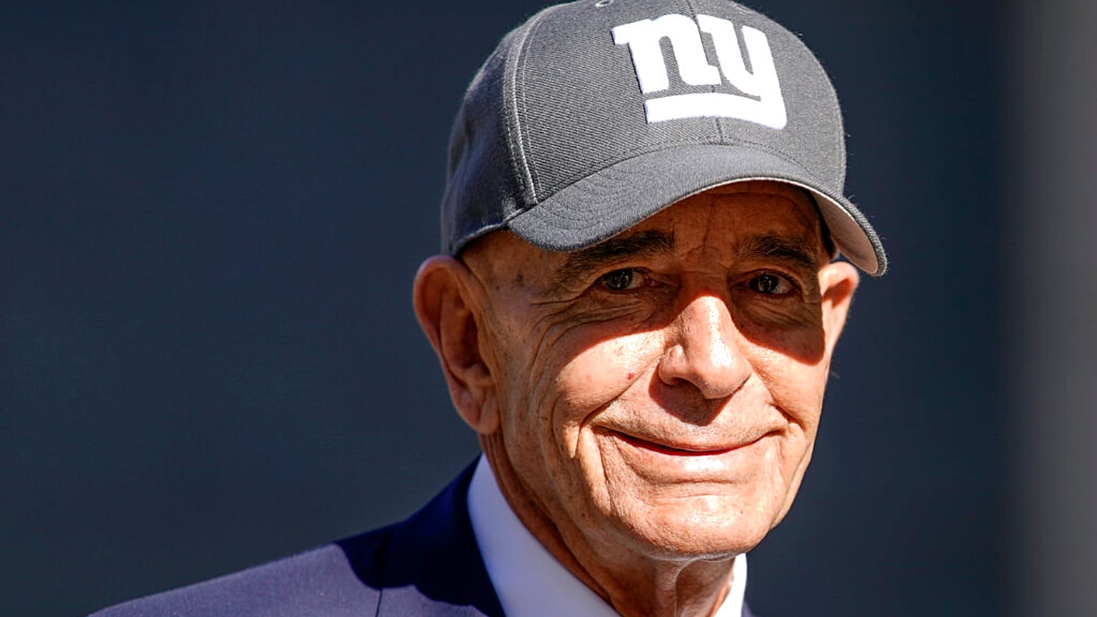  يغادر توم باراك محكمة بروكلين الفيدرالية، يوم الأربعاء 2 نوفمبر/تشرين الثاني 2022، في حي بروكلين بمدينة نيويورك.