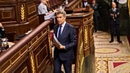 El líder del Partido Popular de España, Alberto Núñez Feijoo, camina después de pronunciar un discurso en el parlamento español en Madrid, el miércoles 9 de julio de 2025.