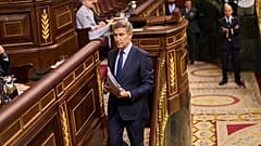 El líder del Partido Popular de España, Alberto Núñez Feijoo, camina después de pronunciar un discurso en el parlamento español en Madrid, el miércoles 9 de julio de 2025.