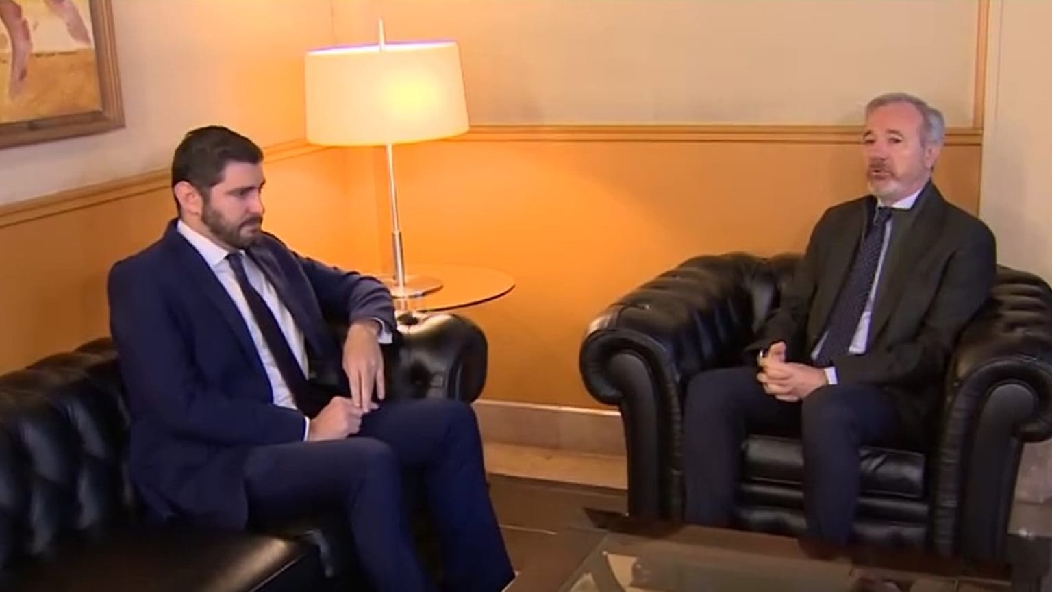 Alejandro Nolasco (Vox), a la izquierda, y Jorge Azcón (PP), en la reunión del 12 de diciembre de 2025.