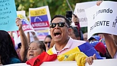 Partidarios de Edmundo González participan en una protesta en Madrid, España, el martes 10 de septiembre de 2024.