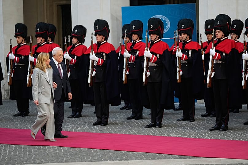 Il presidente palestinese Mahmoud Abbas e la premier italiana Giorgia Meloni passano davanti alla guardia d'onore a Palazzo Chigi, Roma, 12 dicembre 2025