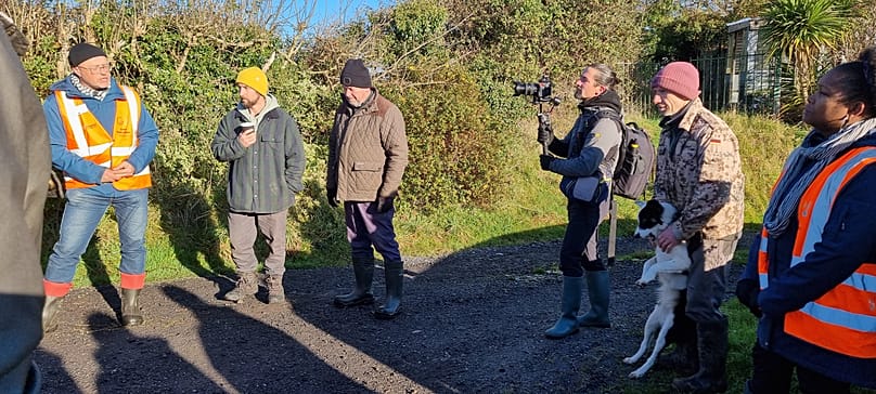 Οι Ντάγκλας ΜακΜίλαν και Άντριαν Ίγκαν δείχνουν στους συμμετέχοντες του εργαστηρίου τη γύρω περιοχή του αγροκτήματος του Ίγκαν.