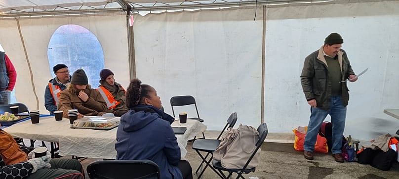 Ο Ντάγκλας ΜακΜίλαν με τον εδαφολόγο Μπαστιάαν Μόλεμαν, παρουσιάζοντας τα στρώματα των τυρφώνων και τις διαφορετικές ιδιότητες ως αποτέλεσμα της αποστράγγισης