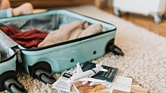 Une valise à roulettes ouverte contenant des vêtements