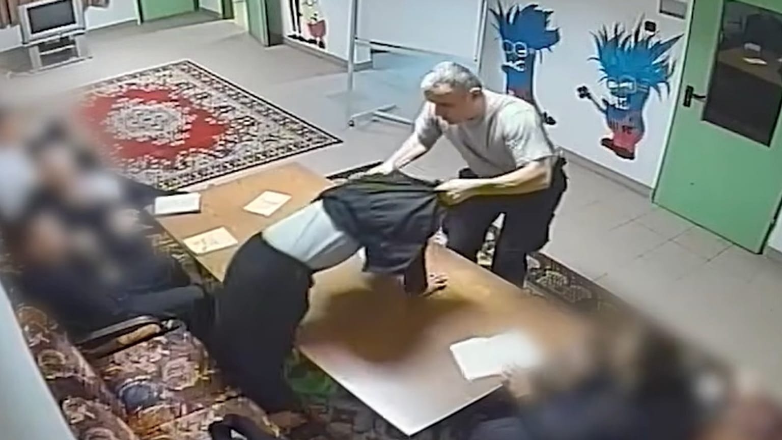 Gyerekbántalmazás a Szőlő utcai javítóintézetben biztonsági kamerafelvételen
