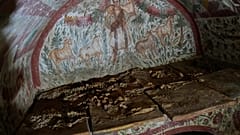 Ein Fresko, das Jesus als den "Guten Hirten" darstellt, schmückt die Wand eines Grabes aus dem 3. Jahrhundert in Hisardere, wo eines der am besten erhaltenen frühchristlichen Fresken Anatoliens gefunden wurde.