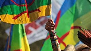 متظاهرون يرفعون علم الأمازيغ (صورة أسوشيتد برس/ مصعب الشامي)