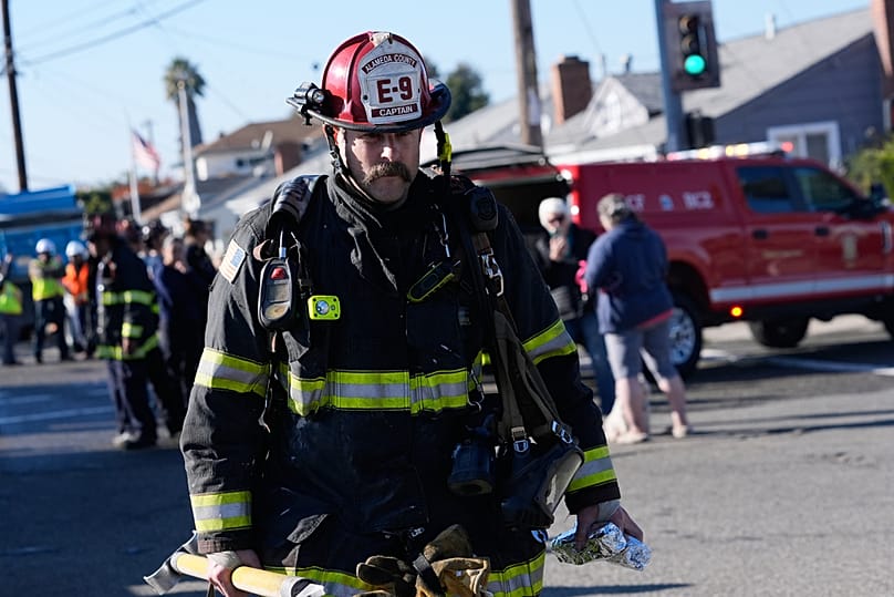 رجل إطفاء يسير بالقرب من موقع انفجار غاز يوم الخميس 11 ديسمبر 2025 في هايوارد، كاليفورنيا.