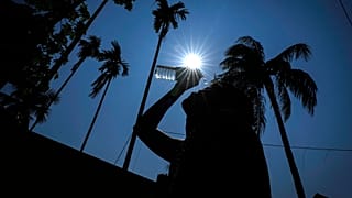 رجل يصب الماء على وجهه ليبرد في يوم صيفي حار 