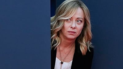 Zdj. archiwalne: Premier Włoch Giorgia Meloni wygląda zza drzwi przed przedstawieniem premiera Rishiego Sunaka podczas corocznego festiwalu politycznego Atreju, 2023r.