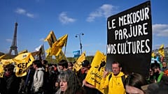 Les agriculteurs français manifestent contre l'accord commercial UE-Mercosur.