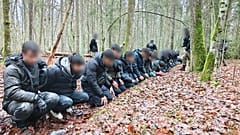 Migrants illégaux détenus à la frontière entre la Pologne et la Biélorussie. 