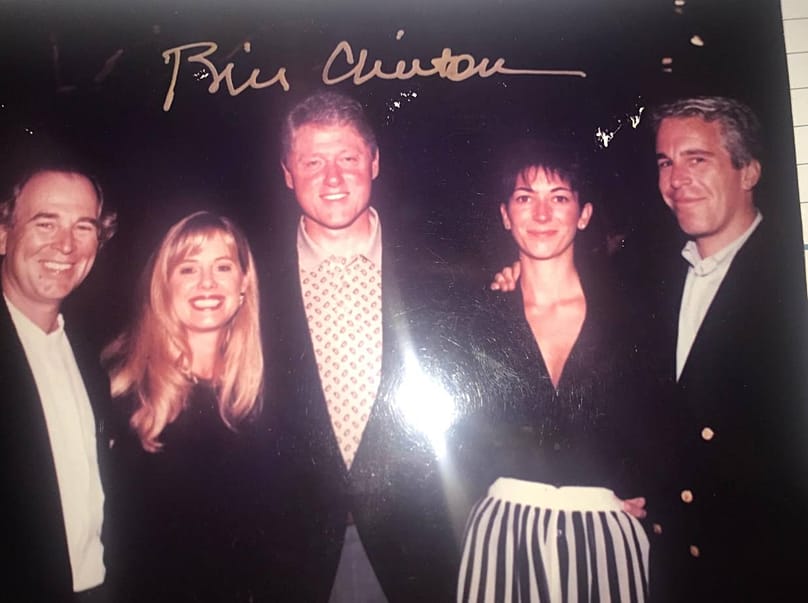 Eski ABD Başkanı Bill Clinton (ortada)