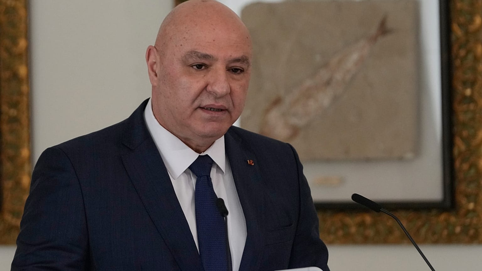 الرئيس اللبناني جوزيف عون يتحدث خلال مؤتمر صحفي مشترك مع نظيره القبرصي نيكوس خيستودوليدس، في القصر ��لرئاسي في بعبدا شرق بيروت، لبنان، الأربعاء 26 نوفمبر/تشرين الثاني 2025