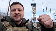 Президент Украины Владимир Зеленский записывает видео на въезде в Купянск, Украина, 12 декабря 2025 г.