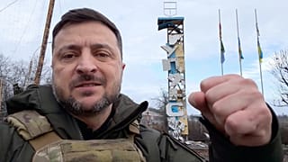 O presidente da Ucrânia, Volodymyr Zelenskyy, grava um vídeo na entrada da estrada de Kupyansk, Ucrânia, 12 de dezembro de 2025