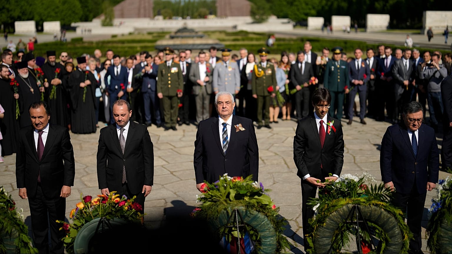 سرگئی نچایف، سفیر روسیه در آلمان (وسط) در مراسمی در برلین - ۹ مه ۲۰۲۲