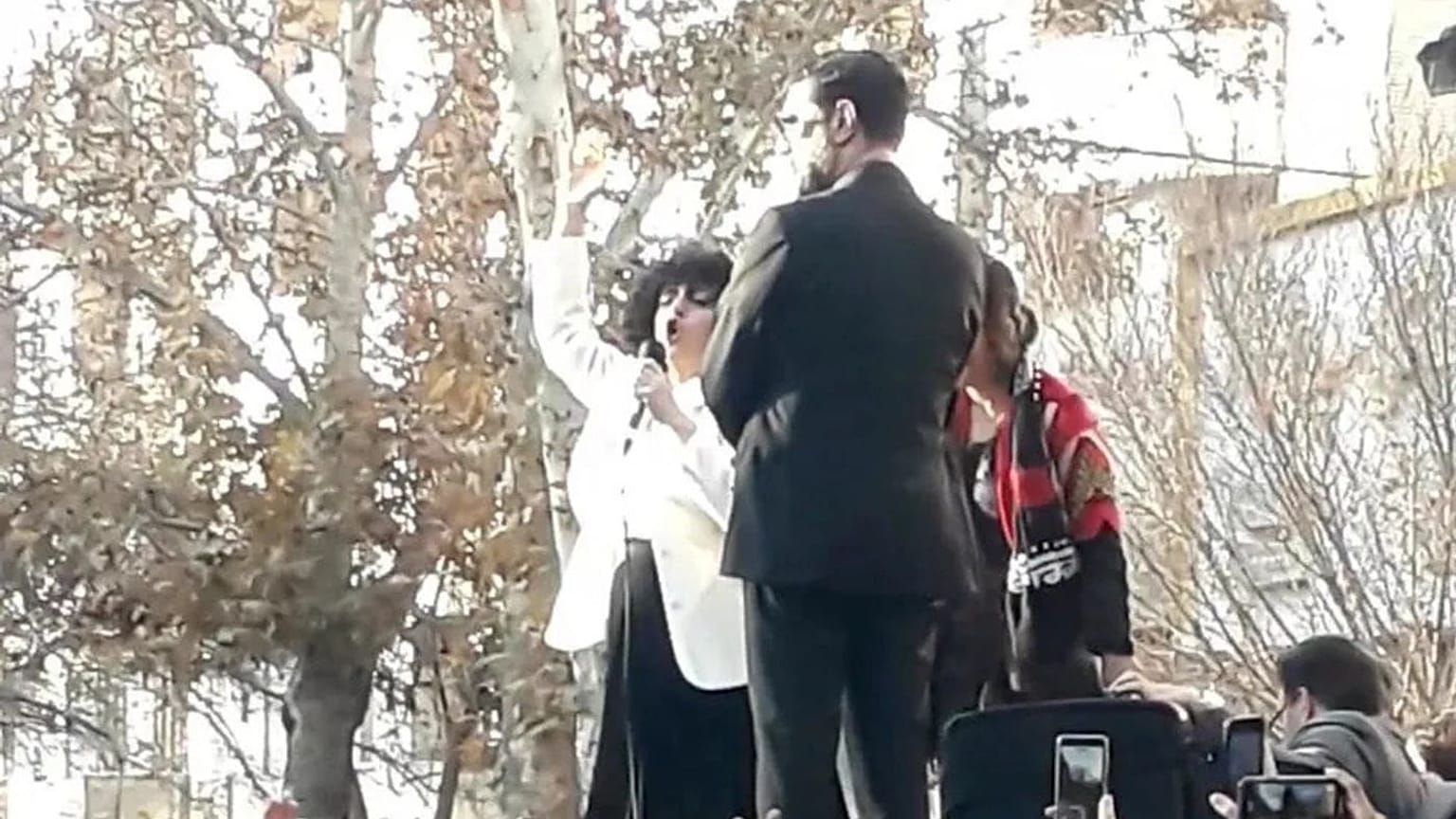 بازداشت نرگس محمدی، برنده جایزه صلح نوبل و چندین نفر دیگر در مراسم هفتم خسرو علی‌کردی، وکیلی که به طرز مشکوکی درگذشت