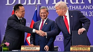 الرئيس الأمريكي دونالد ترامب ورئيس وزراء تايلاند أنوتين تشارنفيراكول، ورئيس الوزراء الكمبودي هون مانيه 