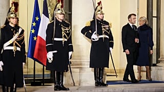 الرئيس الفرنسي إيمانويل ماكرون وزوجته بريجيت ماكرون ينتظران استقبال رئيس الوزراء الكرواتي قبل مأدبة عشاء رسمية في قصر الإليزيه في باريس، يوم الاثنين 8 ديسمبر 2025.