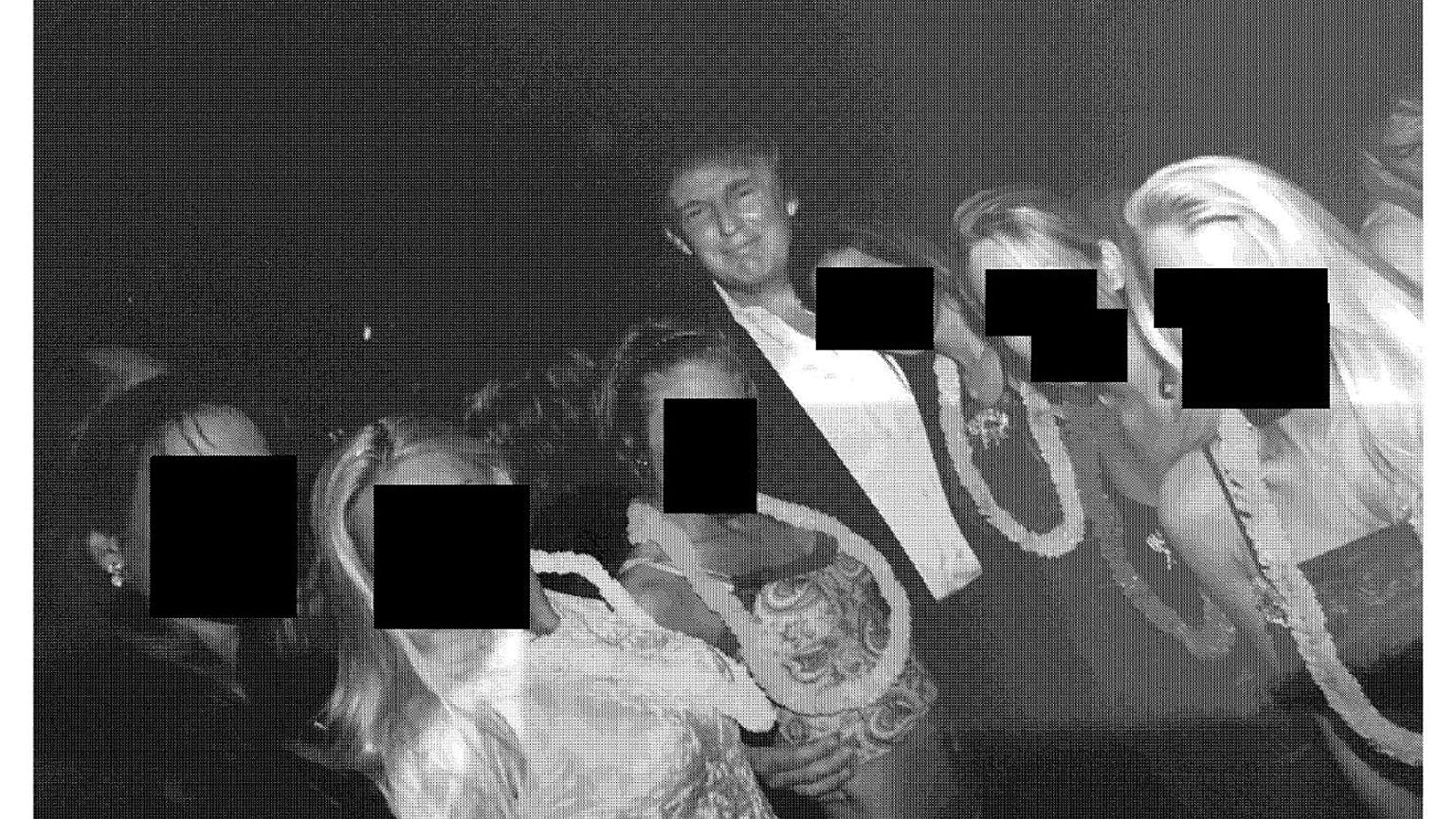 عکس‌های جدید از املاک جفری اپستین، دلال جنسی محکوم‌شده، که شماری از چهره‌های قدرتمند سیاسی از جمله دونالد ترامپ را نشان می‌دهند