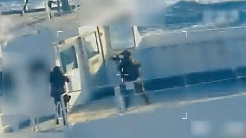 Comandos dos EUA atacam navio com destino ao Irão. Carga “relacionada com assuntos militares” apreendida e destruída