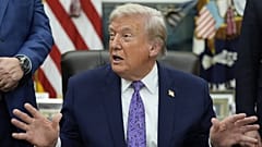 O Presidente Donald Trump gesticula durante uma cerimónia de assinatura de uma iniciativa relativa à IA na Sala Oval da Casa Branca, quinta-feira, 11 de dezembro de 2025, em Washington