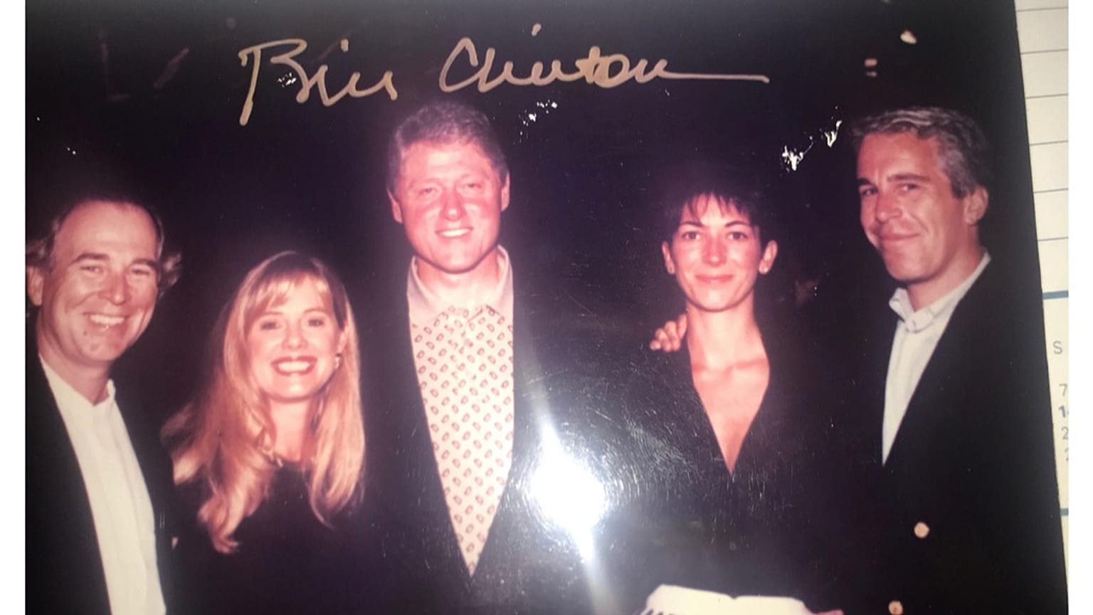 Ein von demokratischen Gesetzgebern veröffentlichtes Foto zeigt den ehemaligen Präsidenten Bill Clinton, Ghislaine Maxwell und Jeffrey Epstein, mit Clintons Unterschrift oben auf dem Foto