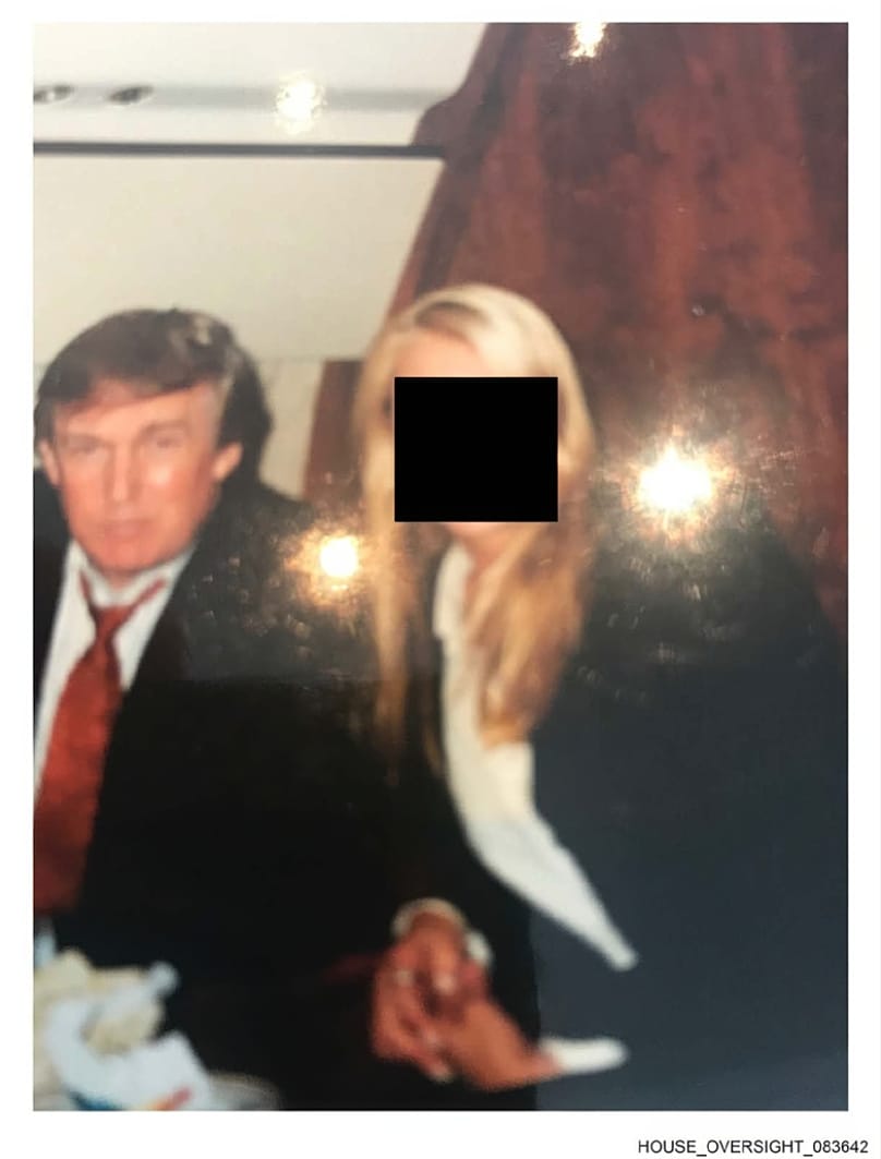 Dieses undatierte, geschwärzte Foto, das von den Demokraten im House Oversight Committee veröffentlicht wurde, zeigt Donald Trump