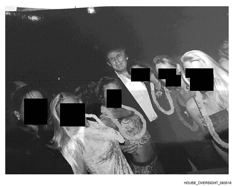 Dieses undatierte, geschwärzte Foto, das von den Demokraten im House Oversight Committee veröffentlicht wurde, zeigt Donald Trump mit einer Gruppe von Frauen