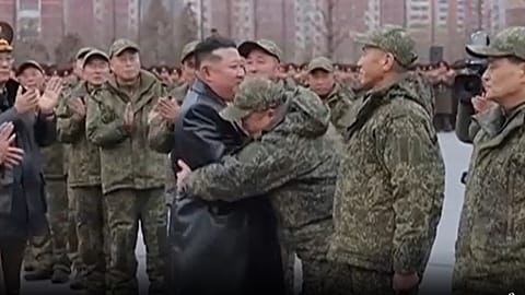 Kim Jong-un accoglie i soldati nordcoreani rientrati dopo aver combattuto per la Russia