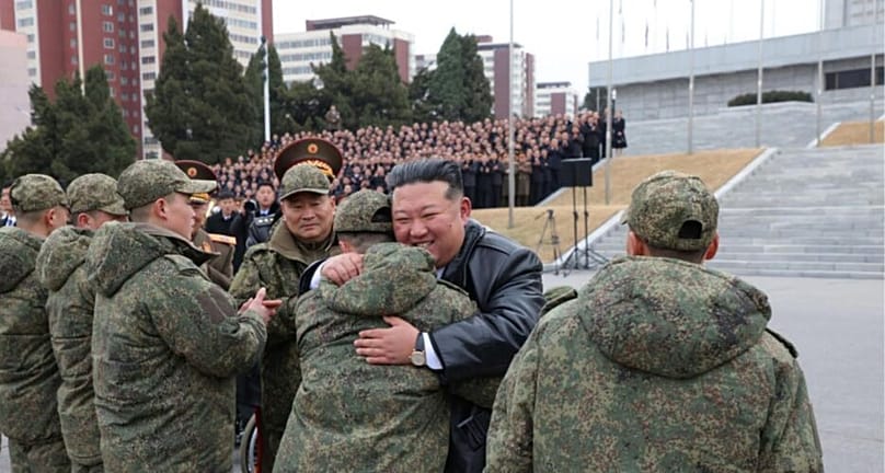 Kim megöleli az egyik Oroszországból visszatért katonáját az ünnepségen