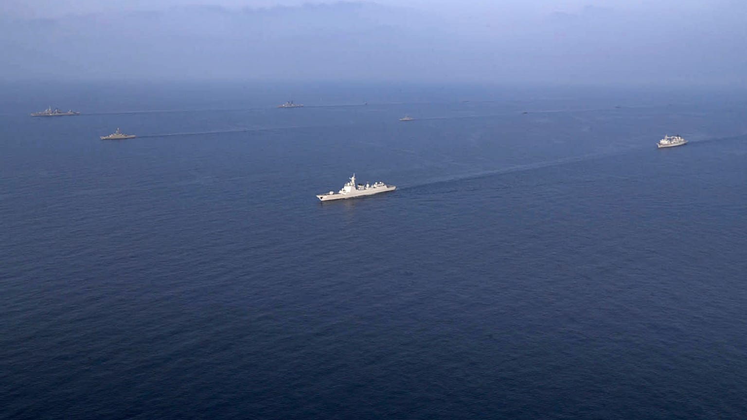 في هذه الصورة التي تم توفيرها يوم الجمعة 21 يناير 2022 بواسطة الجيش الإيراني، تشارك السفن الحربية في تدريب بحري مشترك لإيران وروسيا والصين في المحيط الهندي.