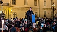 Magyar Péter beszédet mond a gyermekek védelmében és az Orbán-kormány politikája elleni tüntetésen 2025. december 13-án Budapesten 