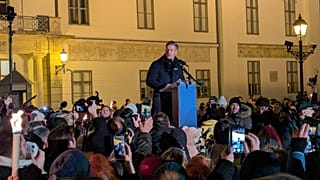 Magyar Péter beszédet mond a gyermekek védelmében és az Orbán-kormány politikája elleni tüntetésen 2025. december 13-án Budapesten 