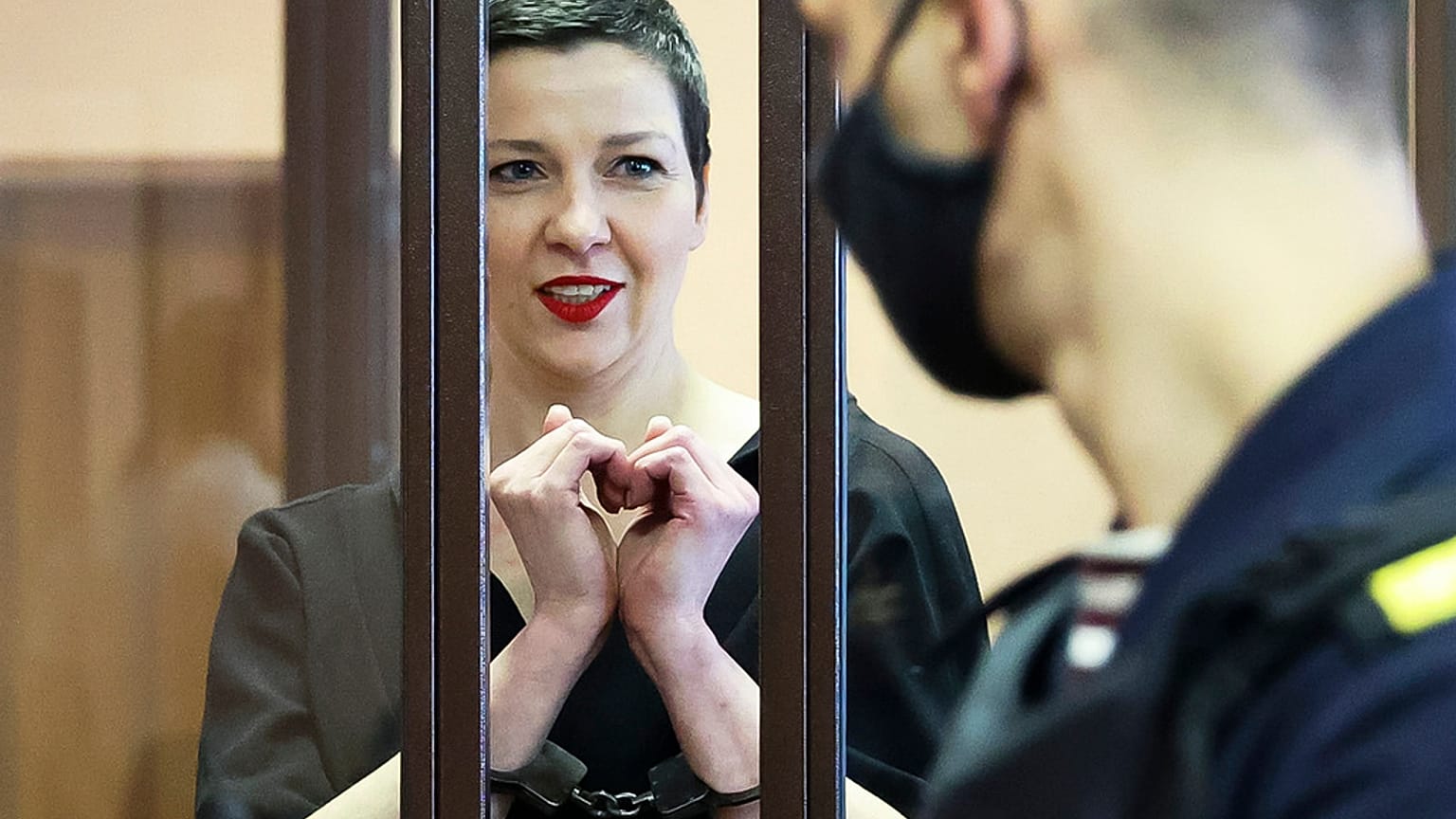FICHIER - L'activiste de l'opposition biélorusse Maria Kolesnikova derrière les barreaux dans le box des accusés d'un tribunal de Minsk, au Bélarus, le 4 août 2021.