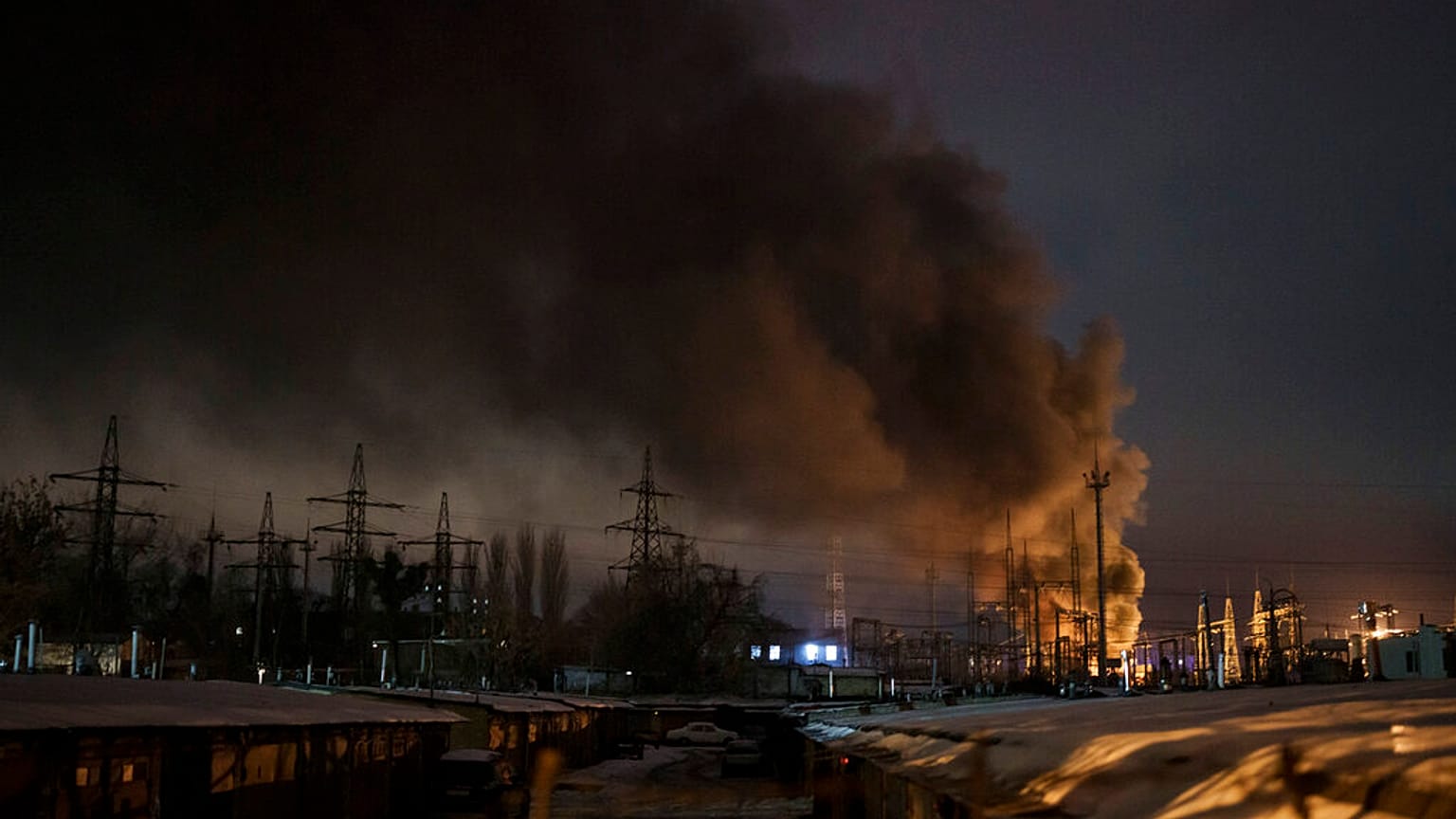 Füst gomolyog egy energetikai infrastruktúra épületéből egy orosz drón támadás után Kijev régióban,