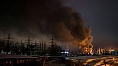 Füst gomolyog egy energetikai infrastruktúra épületéből egy orosz drón támadás után Kijev régióban,