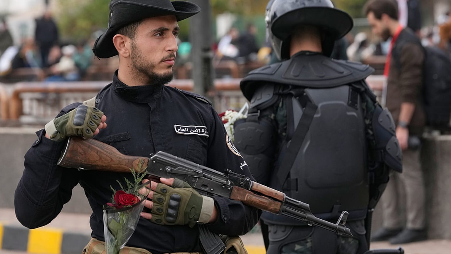 ضابط شرطة سوري أثناء تأدية واجبه خلال عرض عسكري بمناسبة الذكرى الأولى للإطاحة بالرئيس السابق بشار الأسد في دمشق، سوريا،