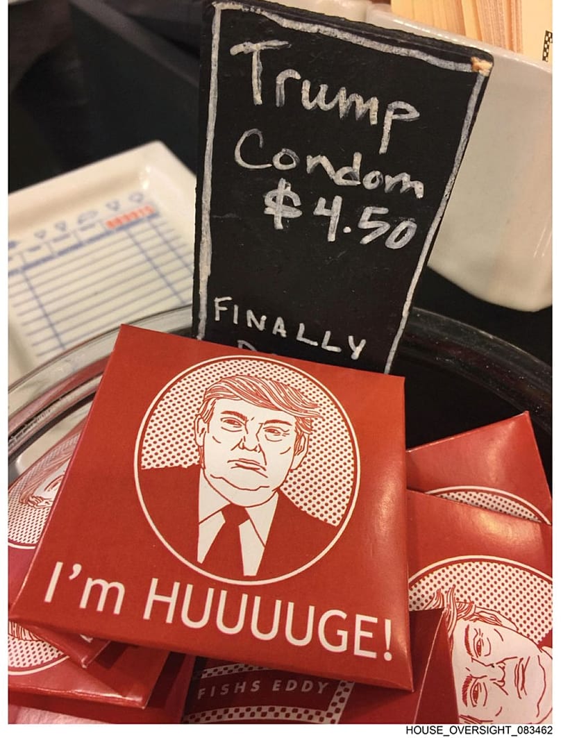  تُظهر هذه الصورة، التي لم يُحدد تاريخها، والتي نشرها الديمقراطيون في لجنة الرقابة بمجلس النواب، وعاءً مليئًا بواقيات ذكرية تحمل شعارات ترامب.