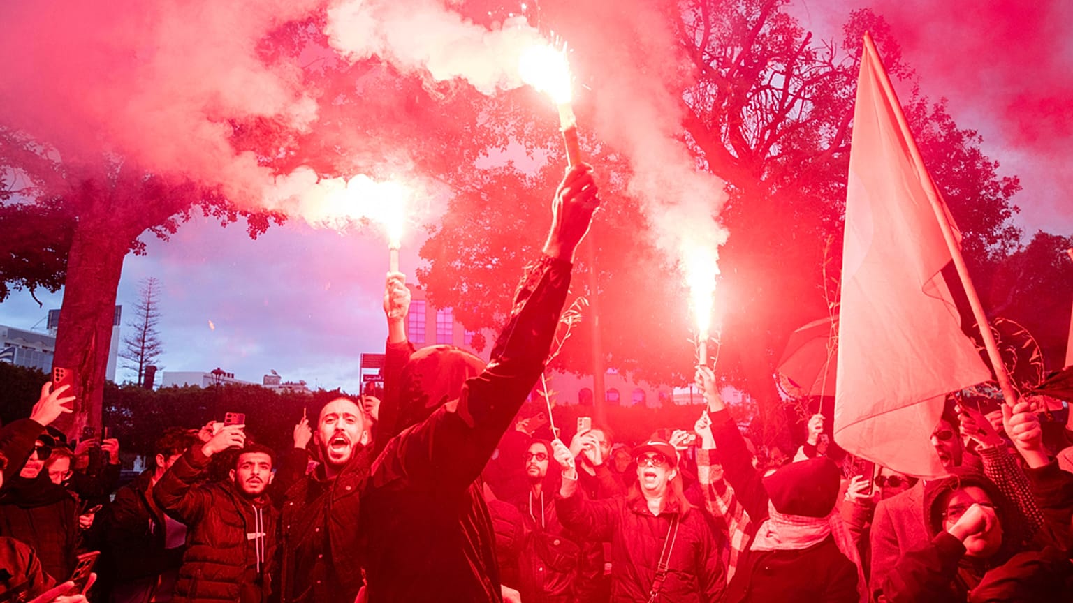 شارك أشخاص في احتجاج ضد حكم الرئيس التونسي قيس سعيد، ومطالبة بالإفراج عن السجناء السياسيين، في العاصمة تونس، يوم السبت 22 نوفمبر 2025