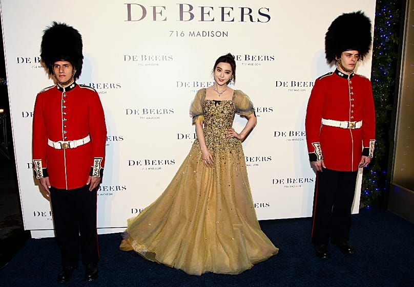 A De Beers gyémántkereskedés zászlóshajójának számító üzlet megnyitója a Madison Avenue-n, 2016. december 7-én